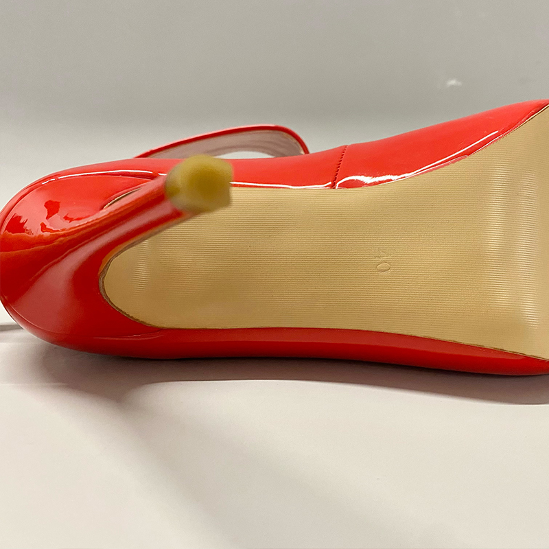 Zapatos de tacón vermellos con tiras de nocello (1)