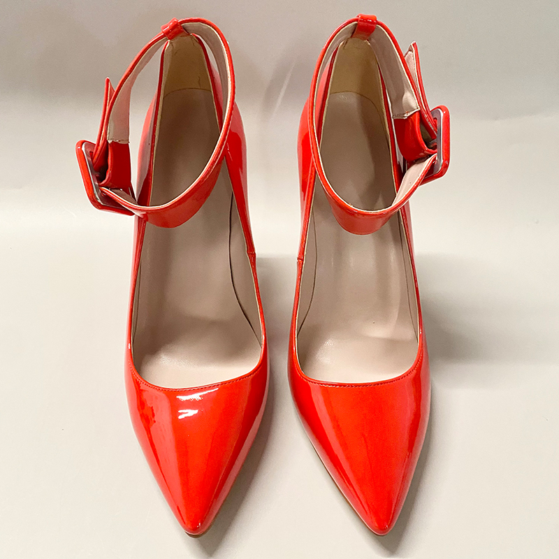 Zapatos de tacón vermellos con tiras de nocello (2)