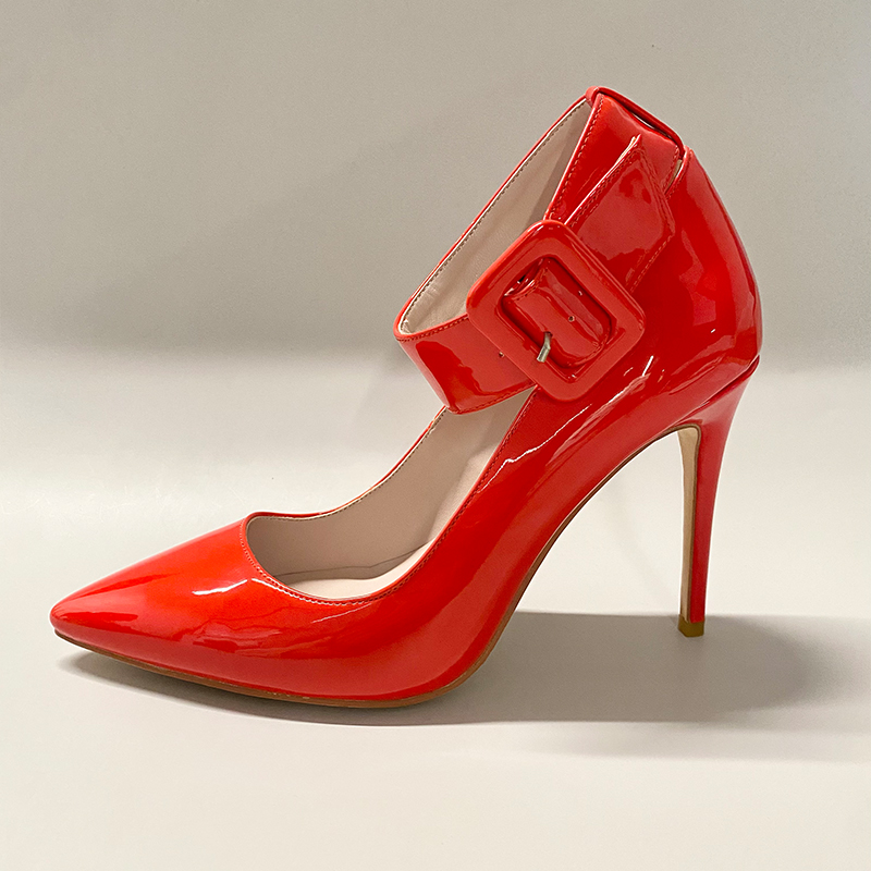 Zapatos de tacón vermellos con tiras de nocello (3)