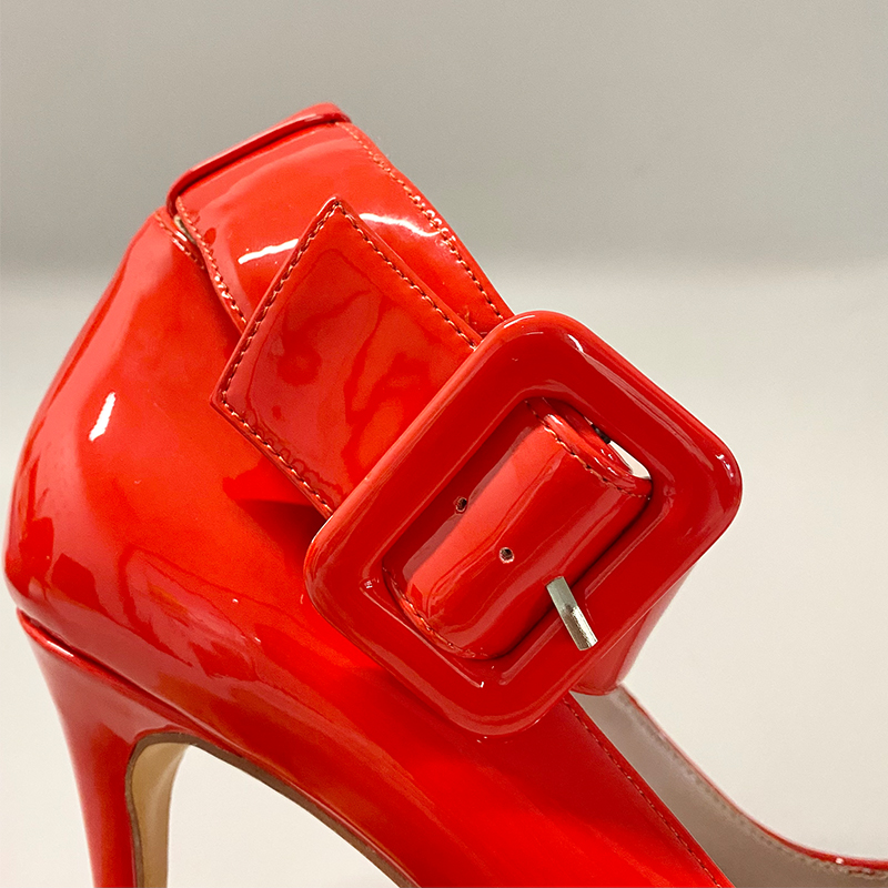 Zapatos de tacón vermellos con tiras de nocello (5)