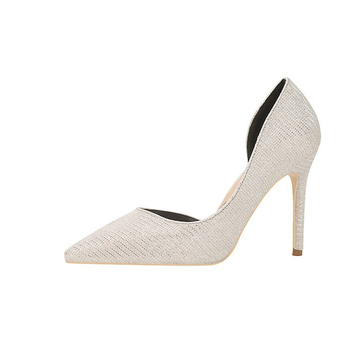 Pointed side hollow thin shoes