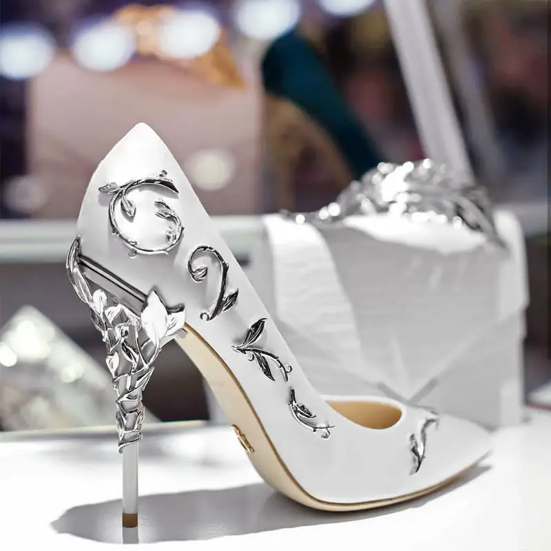 Zapatos de tacón de agulla de estilo estraño de voda brancos